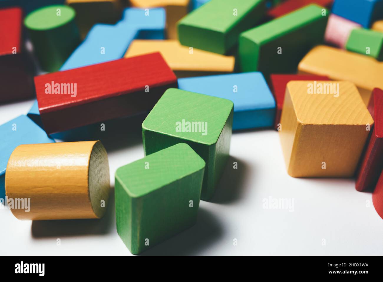 vista ravvicinata di colorati blocchi di giocattoli in legno su sfondo bianco Foto Stock
