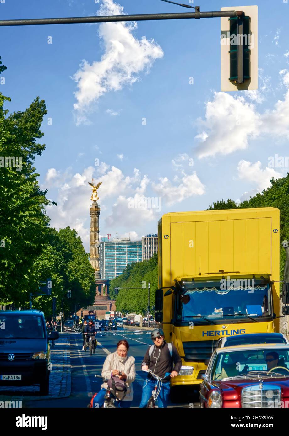 Berlino, Germania, 6 maggio 2020: Ciclisti e automobilisti in attesa al semaforo su Straße des 17. Juni con la colonna della Vittoria sullo sfondo Foto Stock