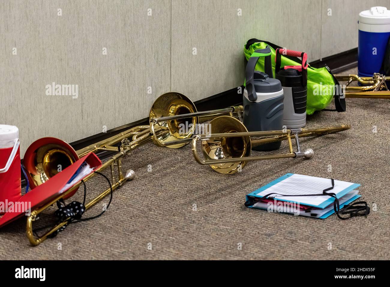 tromboni e bottiglie d'acqua in attesa nella zona di riposo Foto Stock