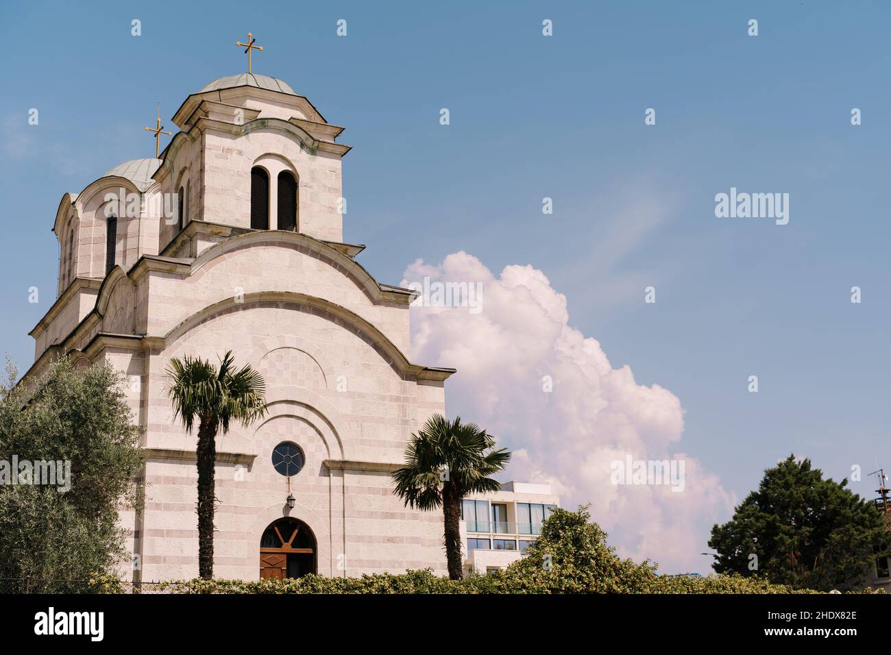 Chiesa di San Sava a Tivat sullo sfondo del cielo blu. Montenegro Foto Stock