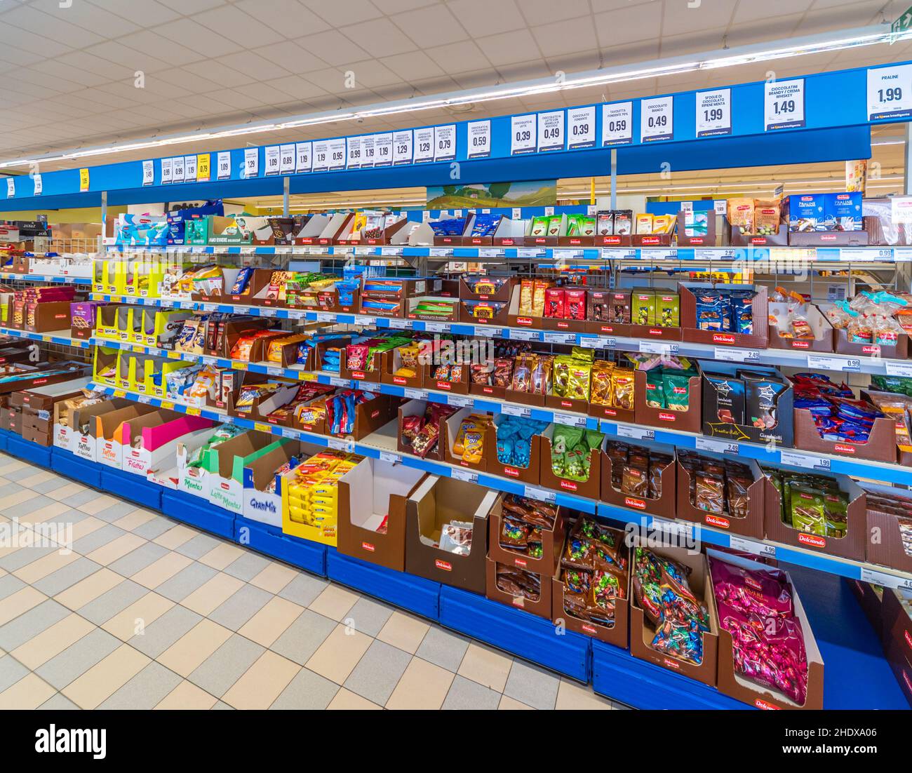 Fossano, Italia - 29 ottobre 2021: Scaffali, per la vendita di dolci, cioccolato, snack, caramelle, all'interno del supermercato Eurospin discount. È un italiano Foto Stock