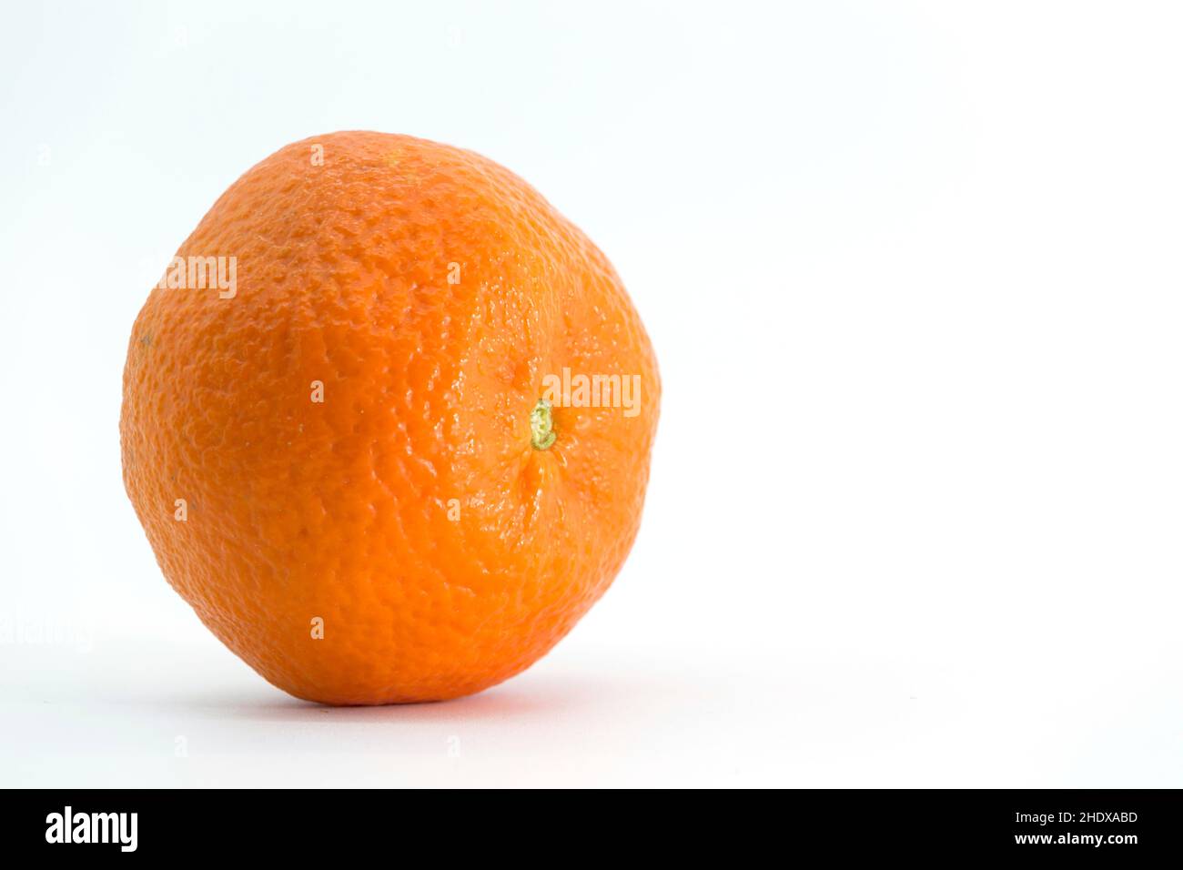 vista di un tangerino in posizione laterale posto su sfondo bianco Foto Stock