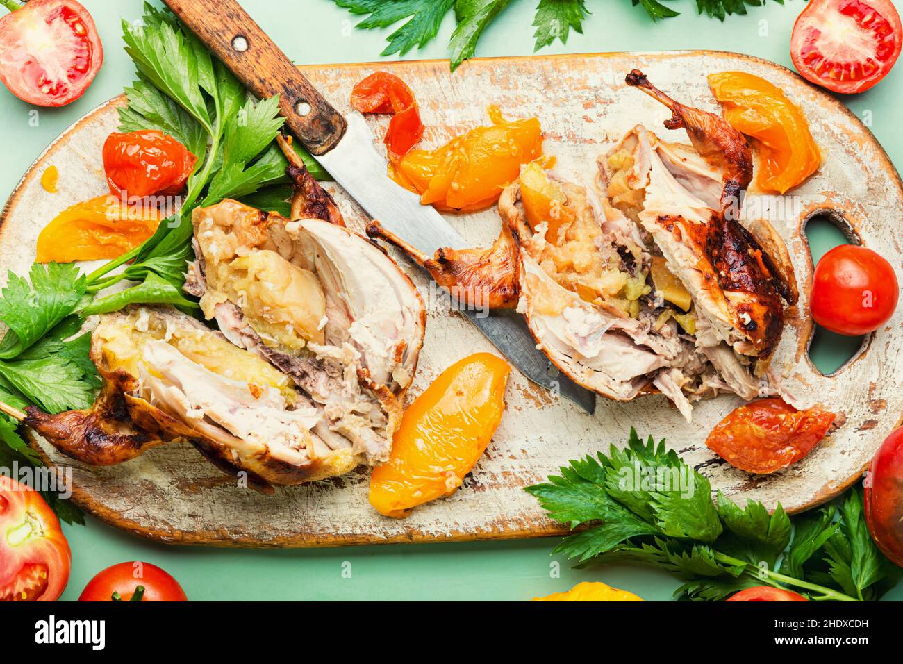 Quaglia fritta succosa. Piatto di pollame sul tavolo delle feste Foto Stock