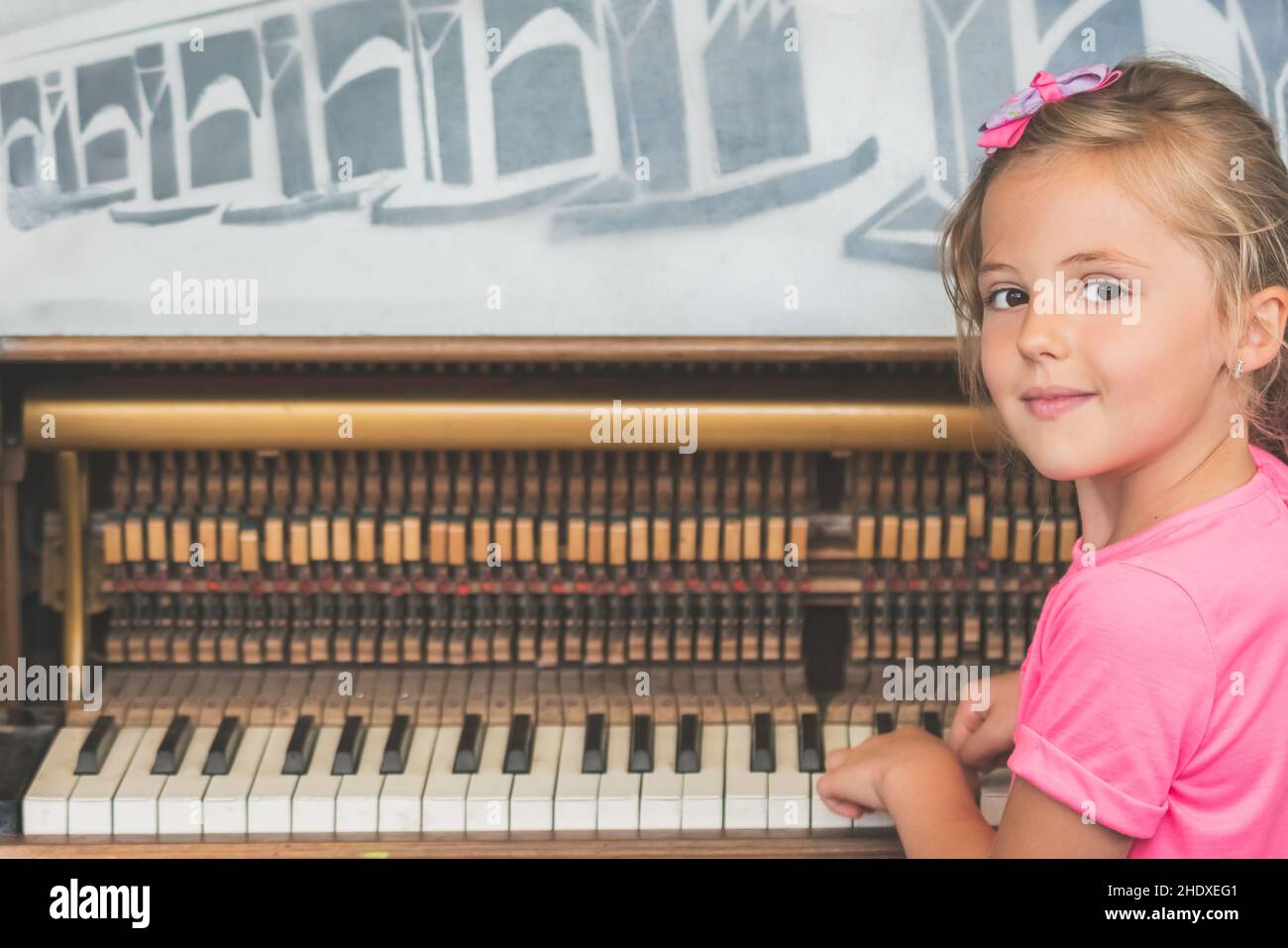 ragazza, suonare musica, pianoforte, ragazze, suonare musiche, pianoforti Foto Stock