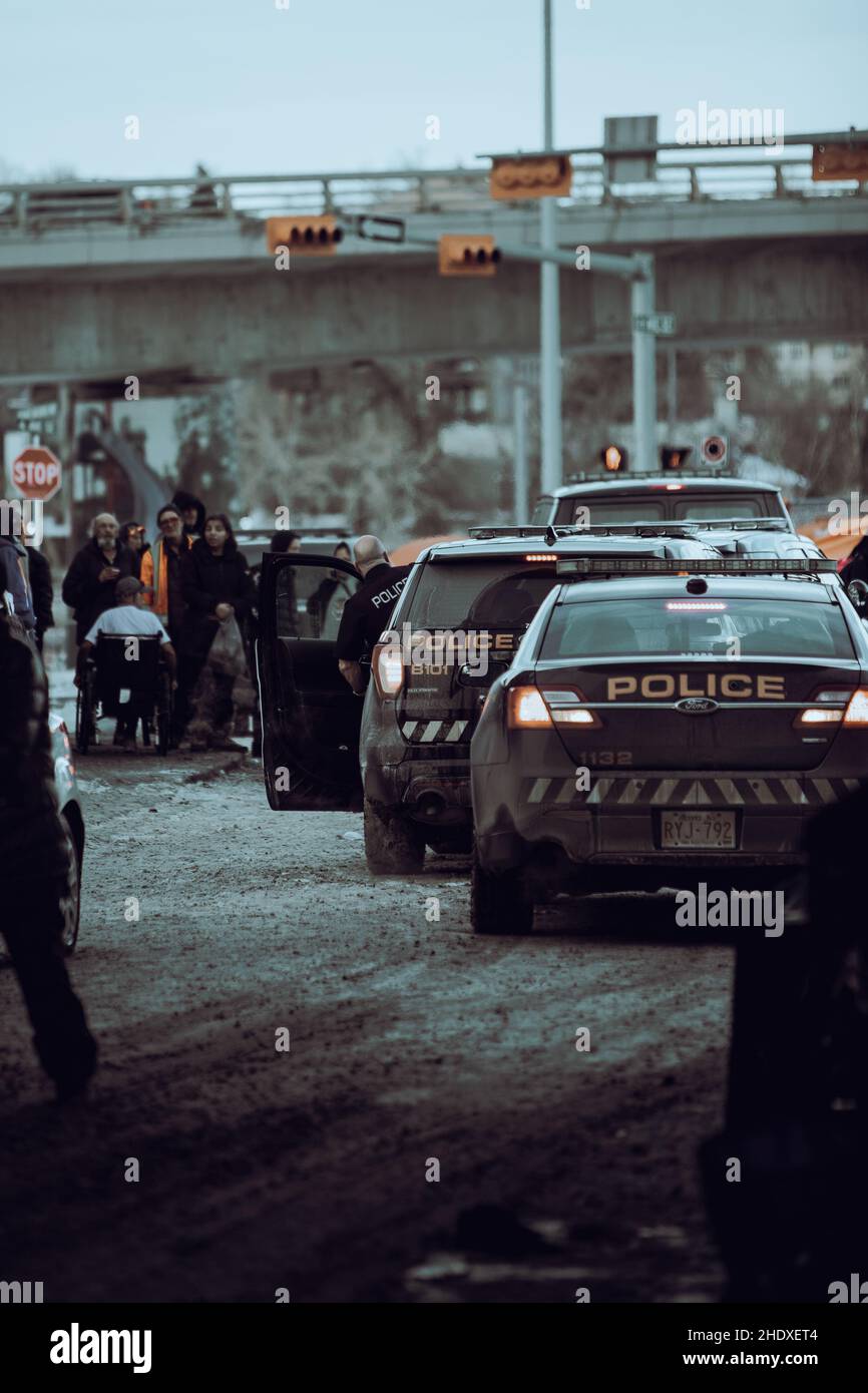 La polizia di Calgary risponde a una chiamata in un'area affollata Foto Stock