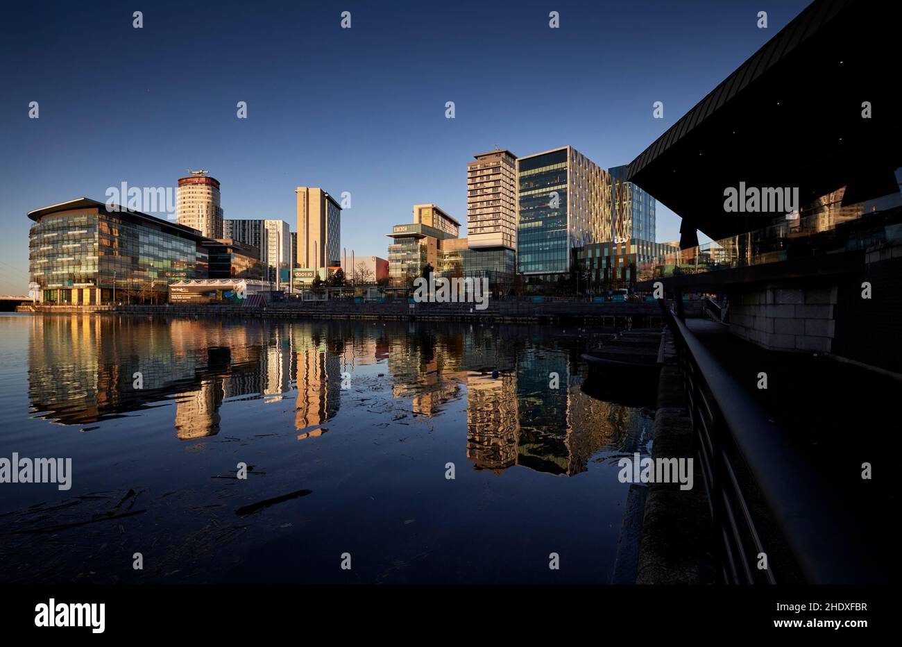 MediaCityUK Waterfront sviluppo di Salford Quays in GTR Manchester sede di Dock10 studi televisivi. Foto Stock
