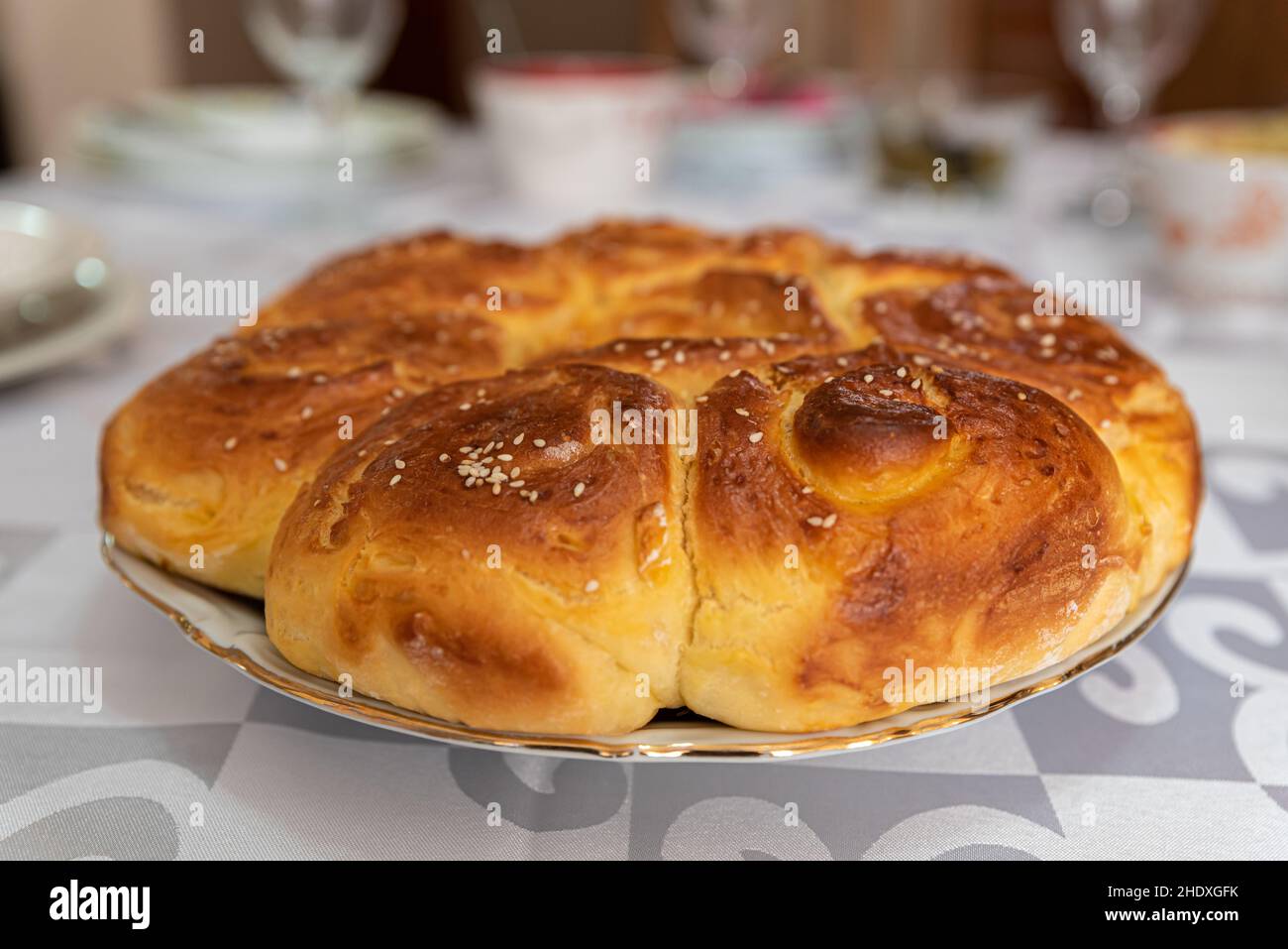 Costume ortodosso per Natale, pane fatto in casa chiamato 'česnica' Foto Stock