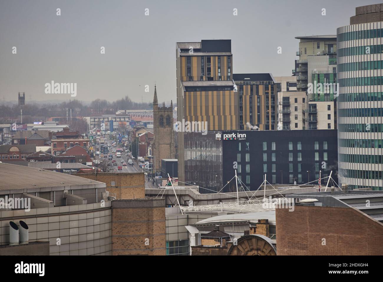 Il centro di Manchester si affaccia su Cheetham Hill Road Foto Stock