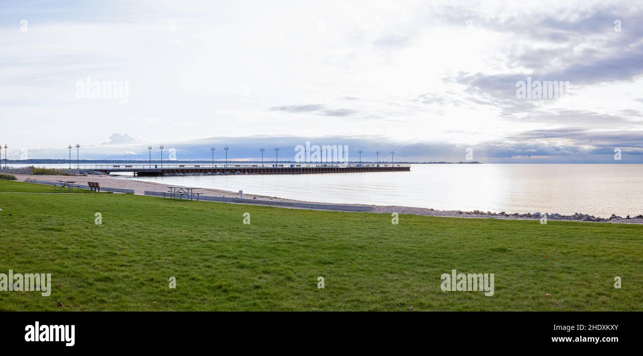 Tawas City, Michigan, USA - 23 ottobre 2021: Vista di Tawas Bay, sul lago Huron dal Parco Shoreline Foto Stock