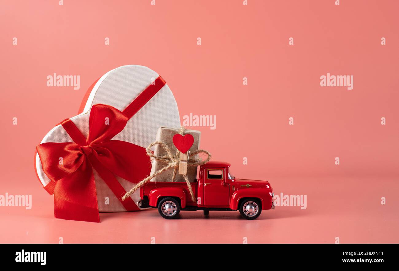 Confezione luminosa per acquisti, regali e pacchi su sfondo rosa Foto Stock