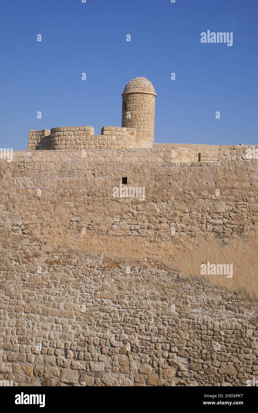 Mura fortificate e torretta del Forte Bahrain, o Forte portoghese, Regno del Bahrain Foto Stock
