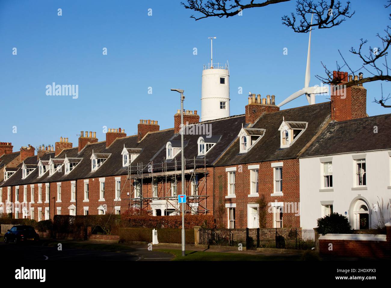 Porto di Blyth Bath Street case a schiera con Blyth High Lighthouse Foto Stock