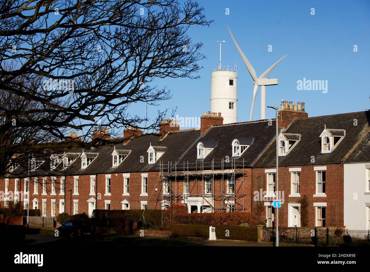 Port of Blyth Bath Street case a schiera in North Tyneside, Tyne & Wear, con Blyth High Lighthouse Foto Stock