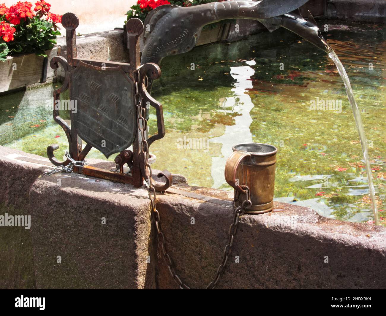 Particolare di un becco di rame di una fontana nel centro di Castelrotto (Kastelruth) - la città è una porta d'ingresso all'Alpe di Siusi, la più grande alpina Foto Stock