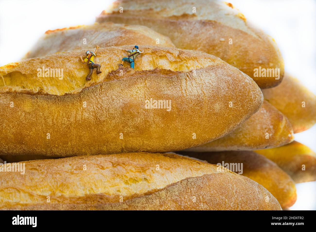 Duo scalatore in miniatura su pane appena sfornato Foto Stock