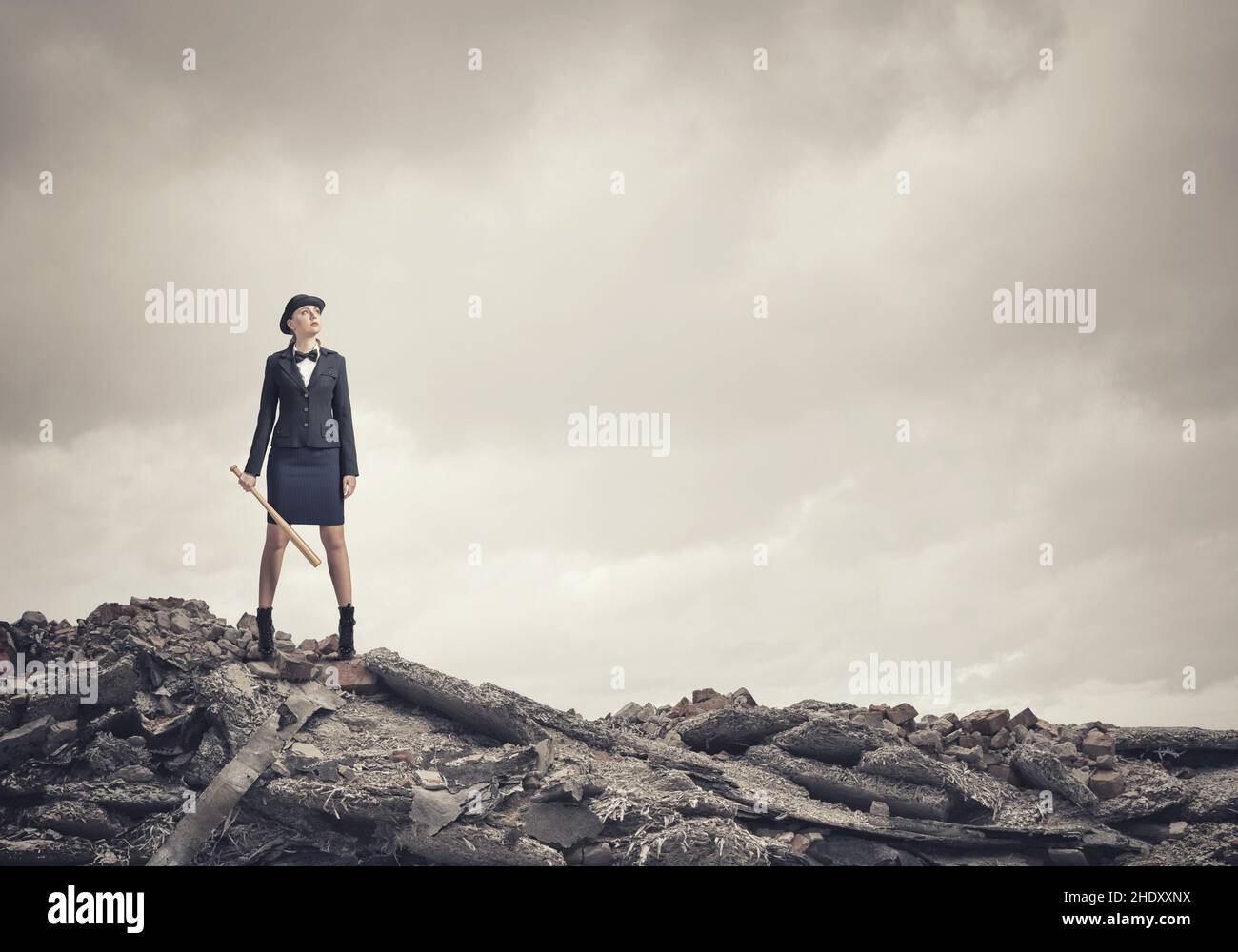 donna, sicuro di sé, mazza da baseball, militante, femmina, signore, signora, donne, autoconfidenti, mazze da baseball, militanti Foto Stock