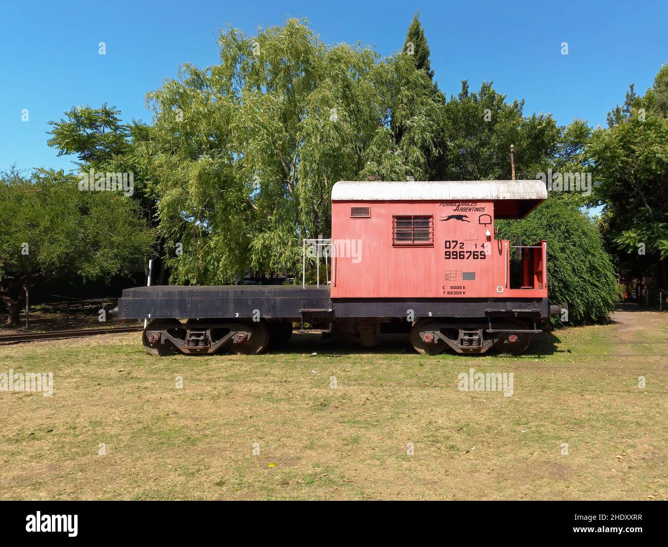 Remedios de Escalada, Argentina - 21 Nov 2021 - caboose in legno rosso. Vagone ferroviario utilizzato alla fine dei treni per trasportare l'equipaggio. Ferrovie argentine. Foto Stock