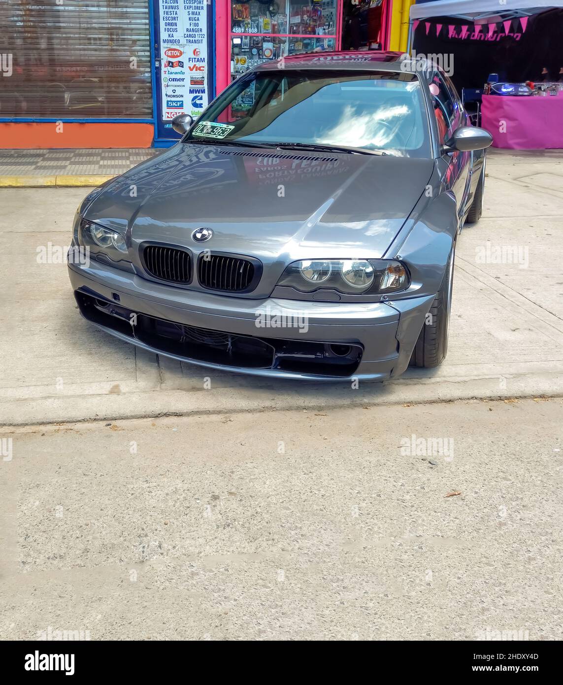 Buenos Aires, Argentina - 7 nov 2021 - High performance German compact executive grey BMW 3 Series M3 E46 coupé 2000s. Vista frontale. Griglia. Expo Warne Foto Stock