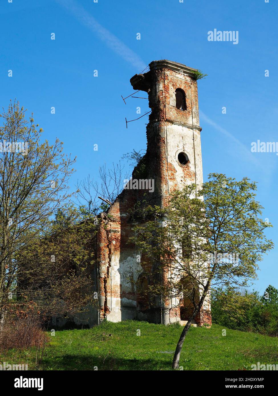 Una chiesa su una collina distrutta dalla guerra civile balcanica. Foto Stock