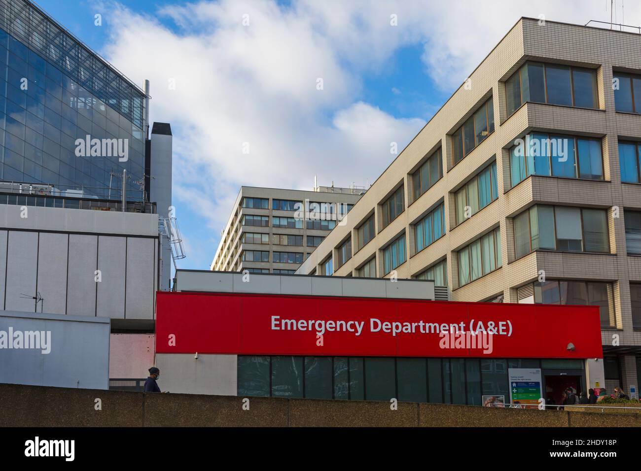 Edificio Del Dipartimento di emergenza A&e presso il St Thomas' Hospital, Westminster, Londra UK a dicembre - persone in coda in caso di incidente e di emergenza Foto Stock