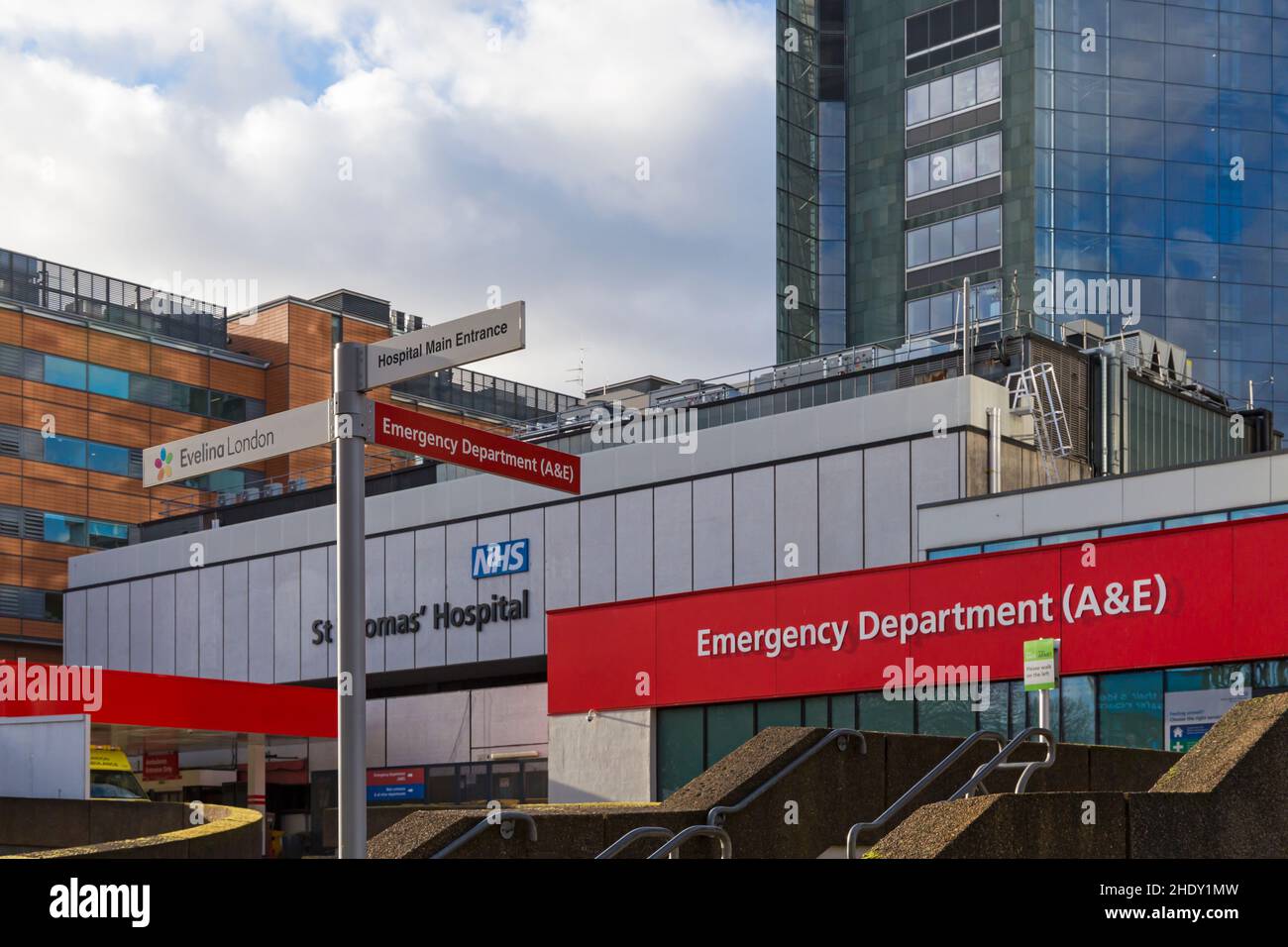 Edificio Del Dipartimento di emergenza A&e presso il St Thomas' Hospital, Westminster, Londra UK a dicembre - persone in coda in caso di incidente e di emergenza Foto Stock
