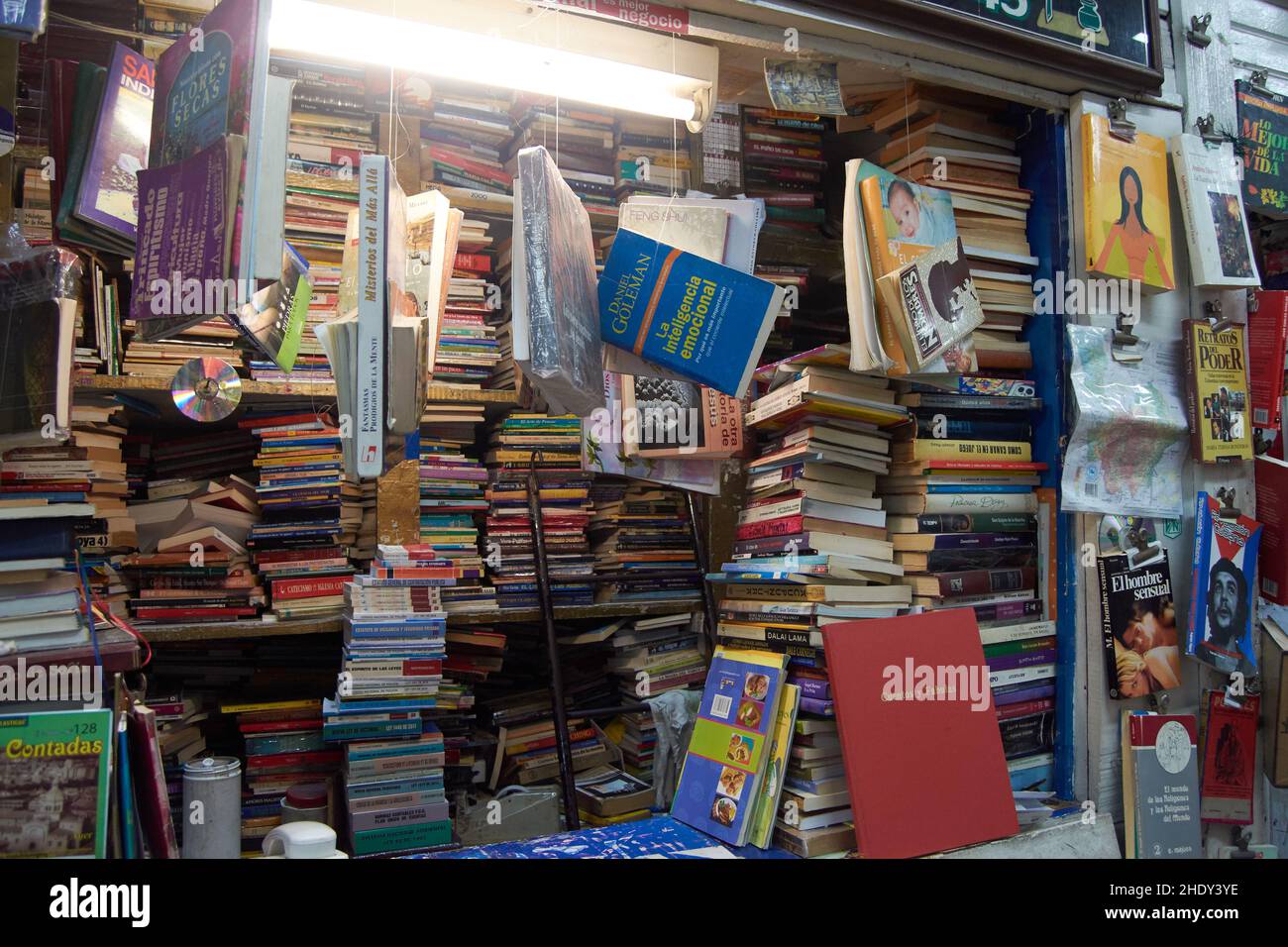 Vecchio negozio di libri nel centro di medellin, Antioquia, Colombia. Seconda mano, libri usati Foto Stock