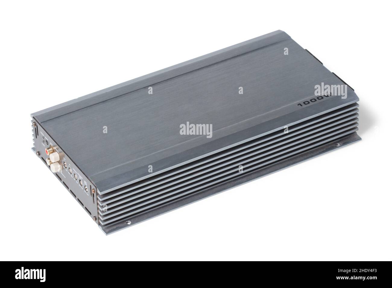 Potente amplificatore a bassa frequenza per auto per sistema di casse isolato su bianco Foto Stock