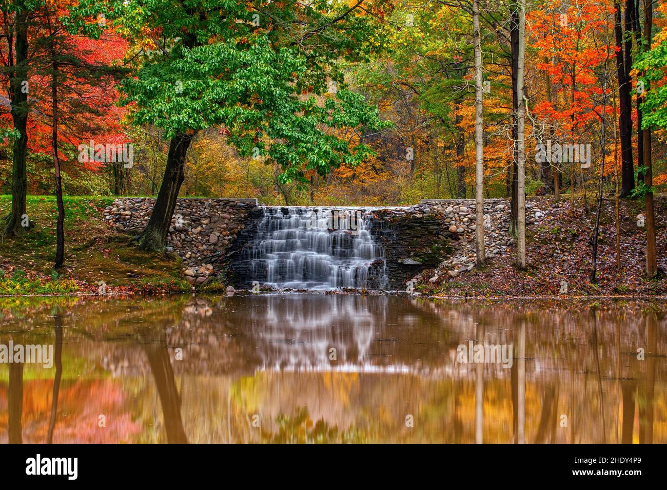 Cascata vicino a un cimitero: Erie Pennsylvania Foto Stock
