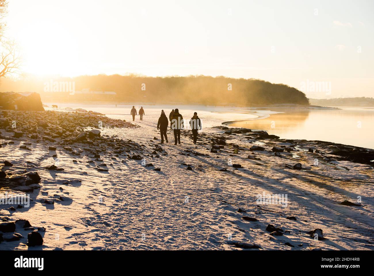 Camminatori nella neve, Arnside, Milnthorpe, Cumbria, Regno Unito Foto Stock