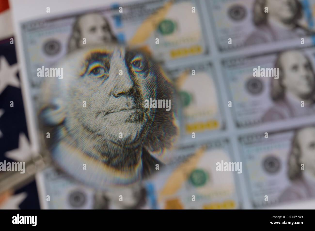 lente d'ingrandimento, ingrandimento, dollaro, ingrandito, soldi americani, dollari Foto Stock