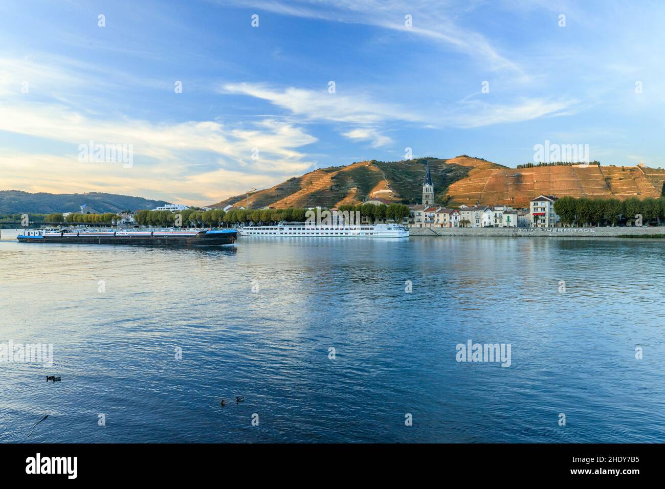 Francia, Drome, Valle del Rodano, Tain l'Hermitage, villaggio, Vineyard AOC Hermitage, chiatta e crociera in casa galleggiante sul fiume Rodano // Francia, Drôme (26), Foto Stock