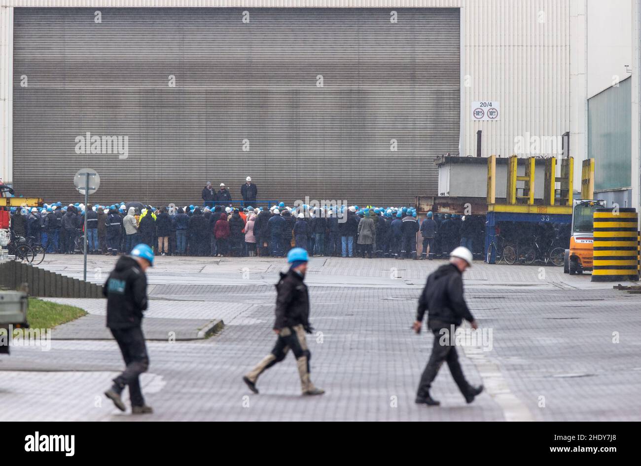 Wismar, Germania. 07th Jan 2022. I dipendenti di MV Werften si riuniscono presso il cantiere per una riunione del personale chiamata con breve preavviso. La sopravvivenza di MV Werften è gravemente minacciata, i salari dei dipendenti non possono essere pagati come previsto. Il governo federale, lo Stato e il proprietario del cantiere, Genting Hong Kong, non sono stati finora in grado di concordare un nuovo pacchetto di salvataggio. Credit: Jens Büttner/dpa-Zentralbild/dpa/Alamy Live News Foto Stock