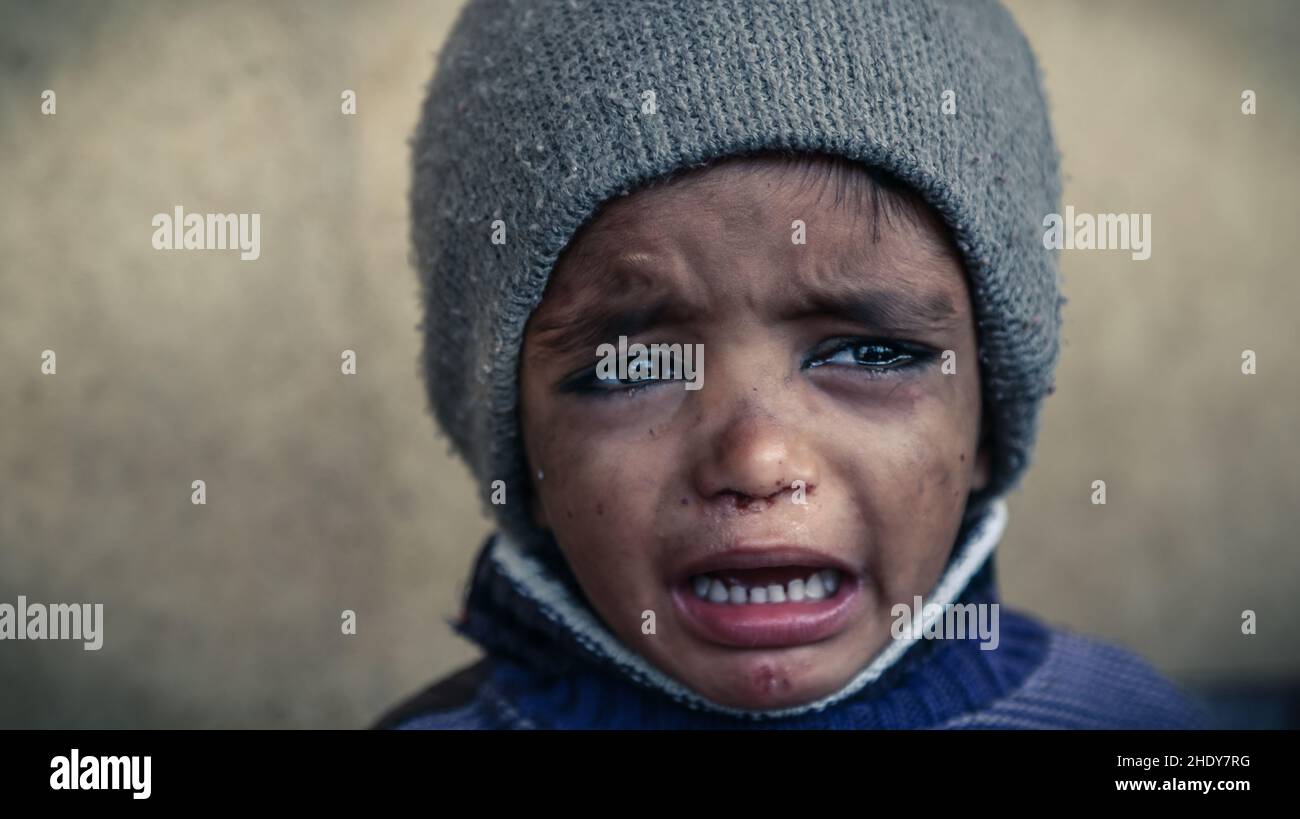 Povero bambino pakistano che piange Foto Stock