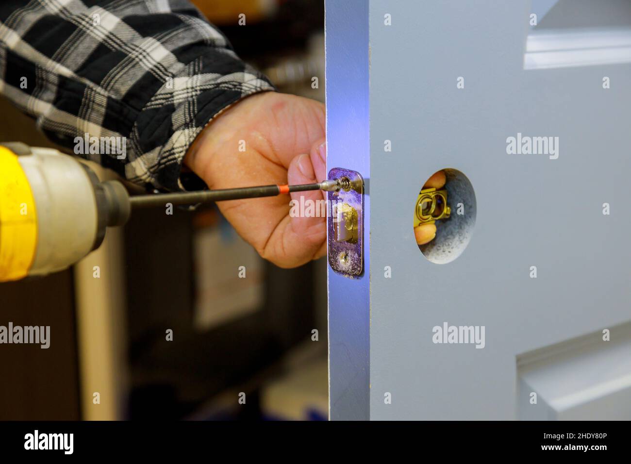maniglia per porta, serraggio, cacciavite a batteria, maniglie per porta, cacciaviti a batteria Foto Stock