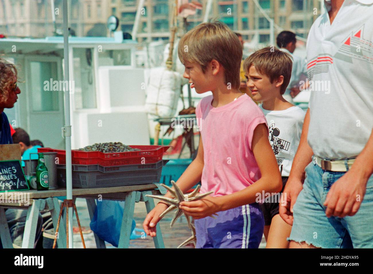 Bambini con stelle marine, mercato del pesce sul Quai des Belges, Porto Vecchio, Marsiglia, 28 agosto 1991, Dipartimento Bouches-du-Rhône, regione Provence-Alpes-Côte d'Azur, Francia Foto Stock