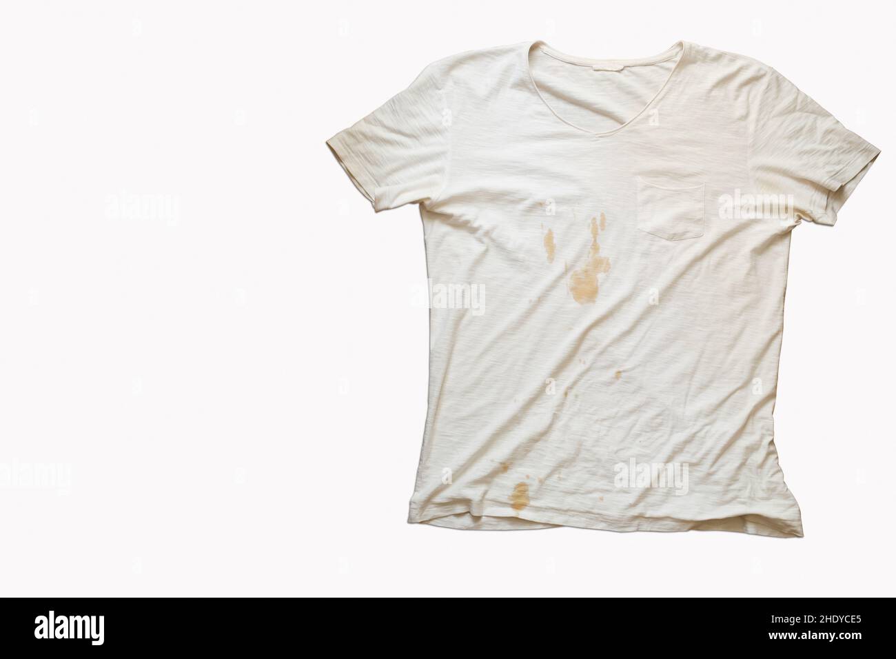 T shirt bianca con macchie di caffè e rughe su sfondo bianco Foto stock -  Alamy
