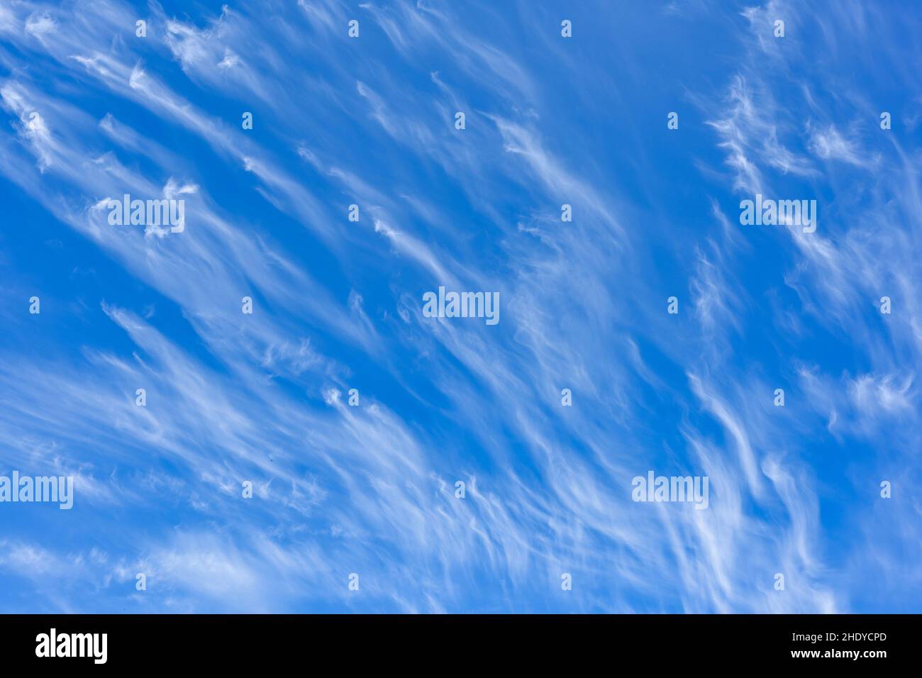 Forma unica di nuvole sul cielo blu Foto Stock