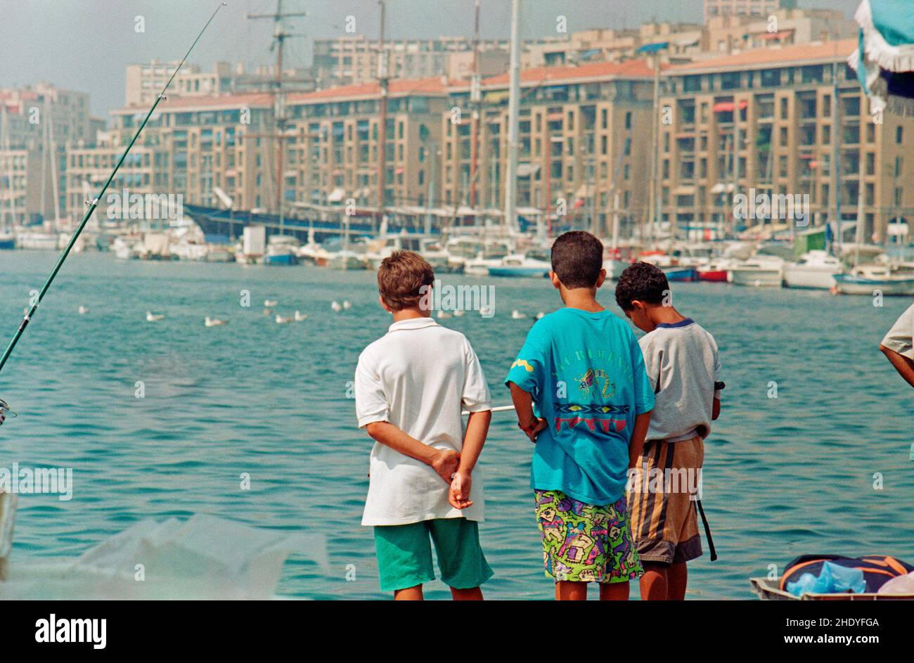 Boys fishing, Old Harbour, Marsiglia, 28 agosto 1991, Dipartimento Bouches-du-Rhône, regione Provence-Alpes-Côte d'Azur, Francia Foto Stock