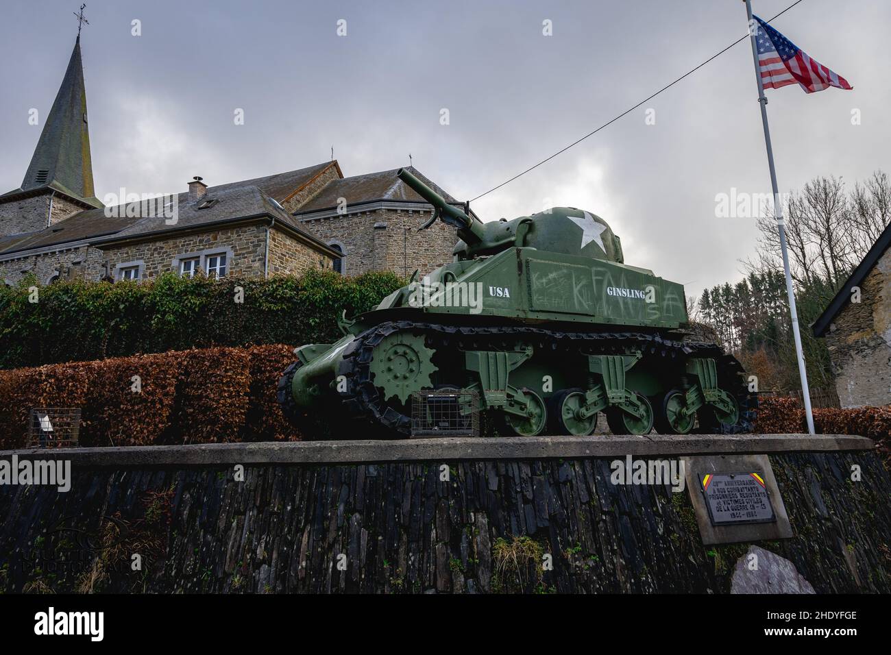 Monumento di un vecchio serbatoio Sherman dalla seconda guerra mondiale nelle Ardenne del Belgio. Houffalize 6 2022 gennaio. Foto Stock