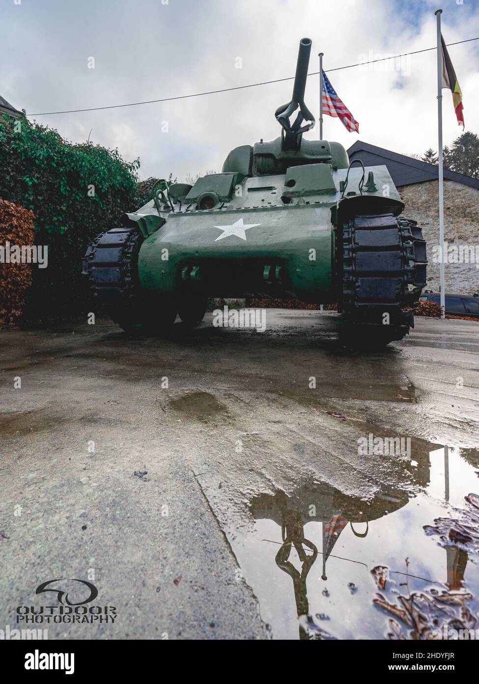 Monumento di un vecchio serbatoio Sherman dalla seconda guerra mondiale nelle Ardenne del Belgio. Houffalize 6 2022 gennaio. Foto Stock