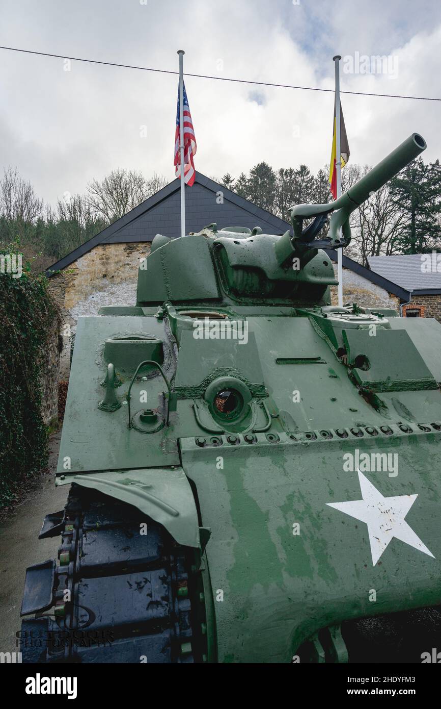 Monumento di un vecchio serbatoio Sherman dalla seconda guerra mondiale nelle Ardenne del Belgio. Houffalize 6 2022 gennaio. Foto Stock
