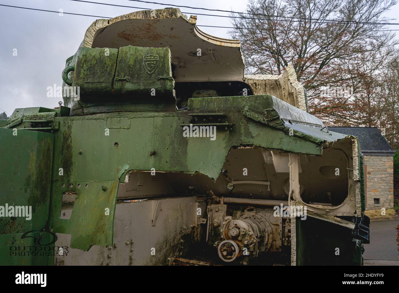 Monumento di un vecchio serbatoio Sherman dalla seconda guerra mondiale nelle Ardenne del Belgio. Houffalize 6 2022 gennaio. Foto Stock