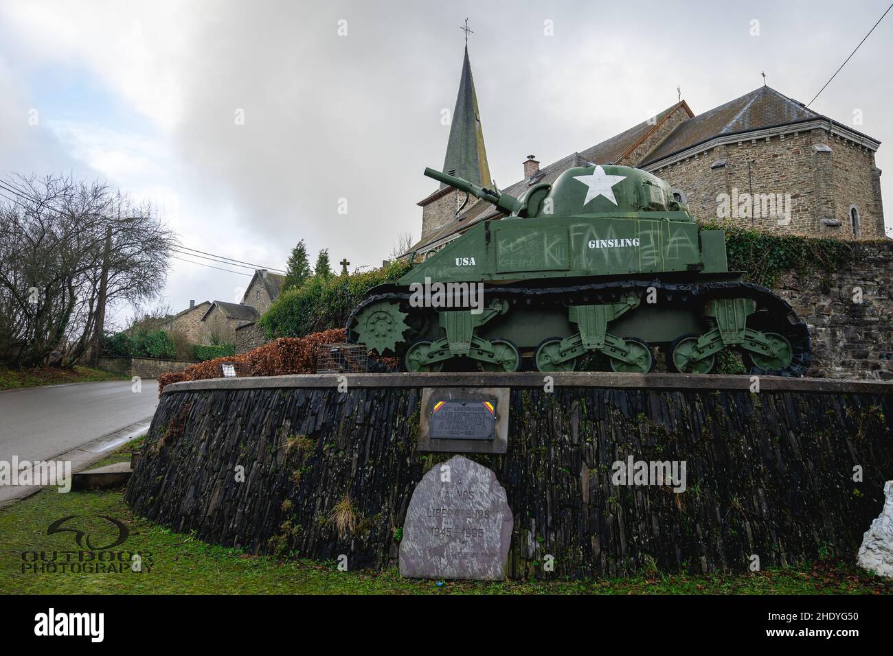 Monumento di un vecchio serbatoio Sherman dalla seconda guerra mondiale nelle Ardenne del Belgio. Houffalize 6 2022 gennaio. Foto Stock