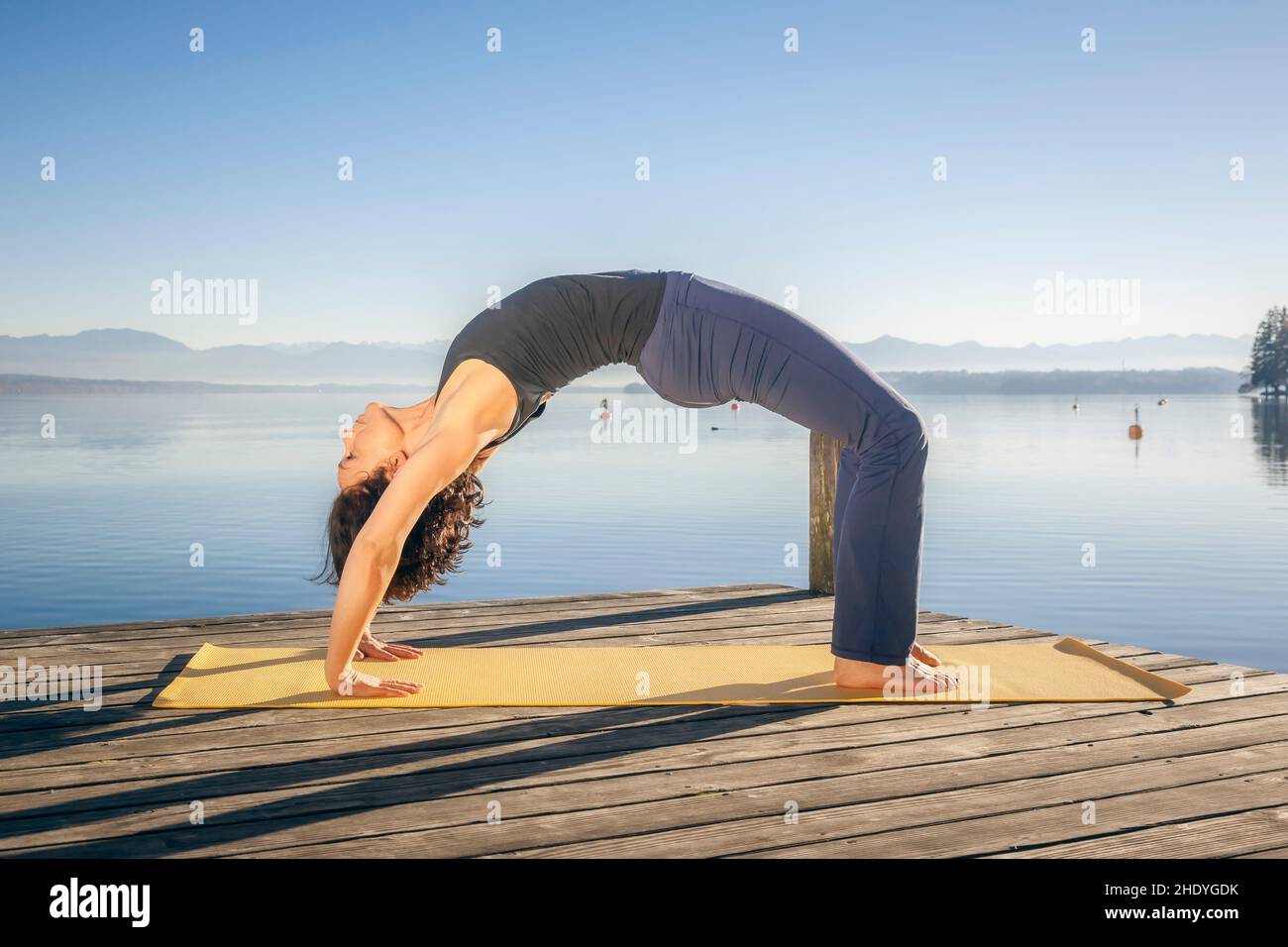 yoga, curvatura posteriore, yoga, curvatura posteriore, curvature posteriori Foto Stock