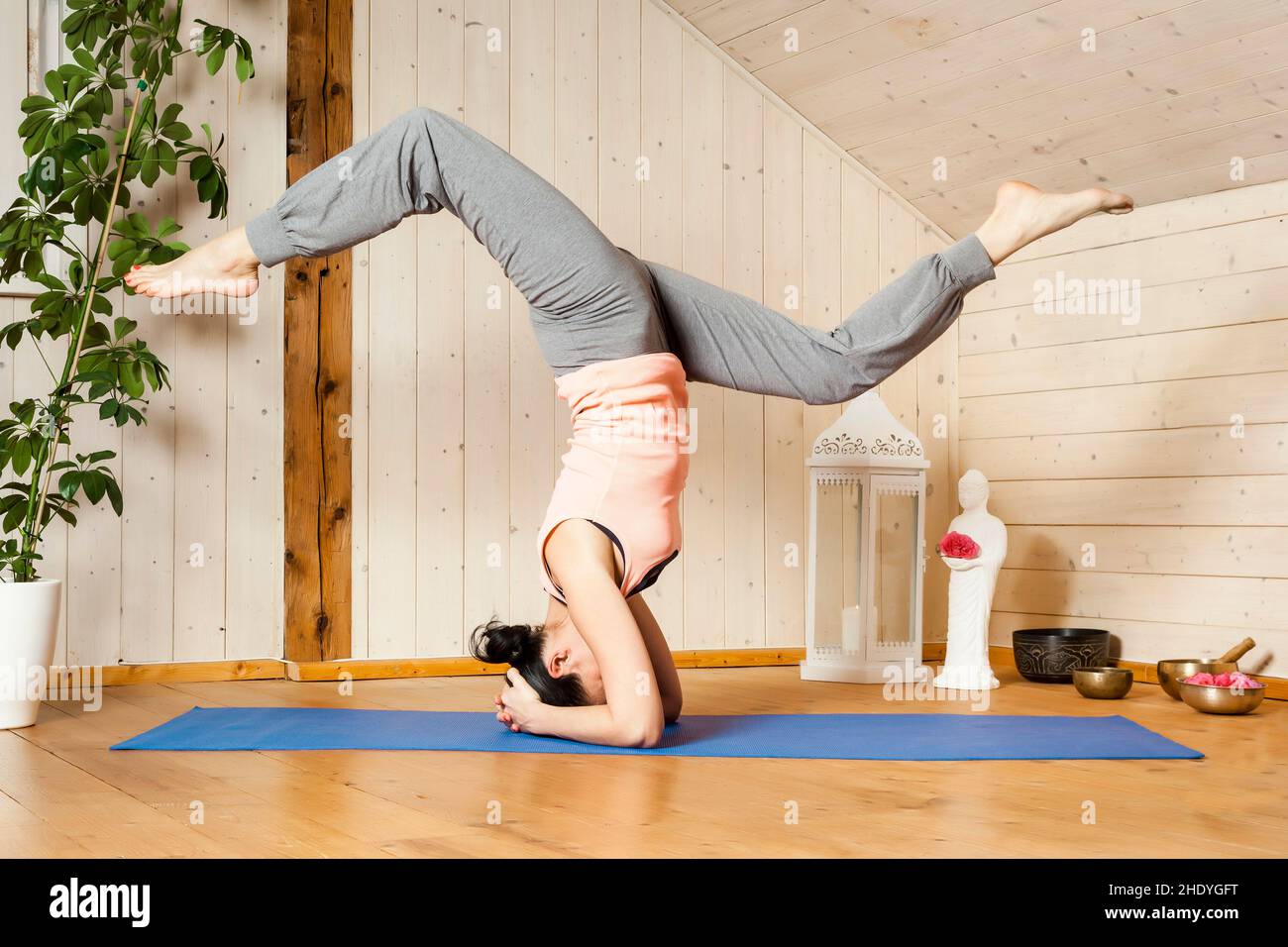 yoga, equilibrio, esercizi di yoga, supporto, yoga, equilibra, esercitandosi, headstand Foto Stock