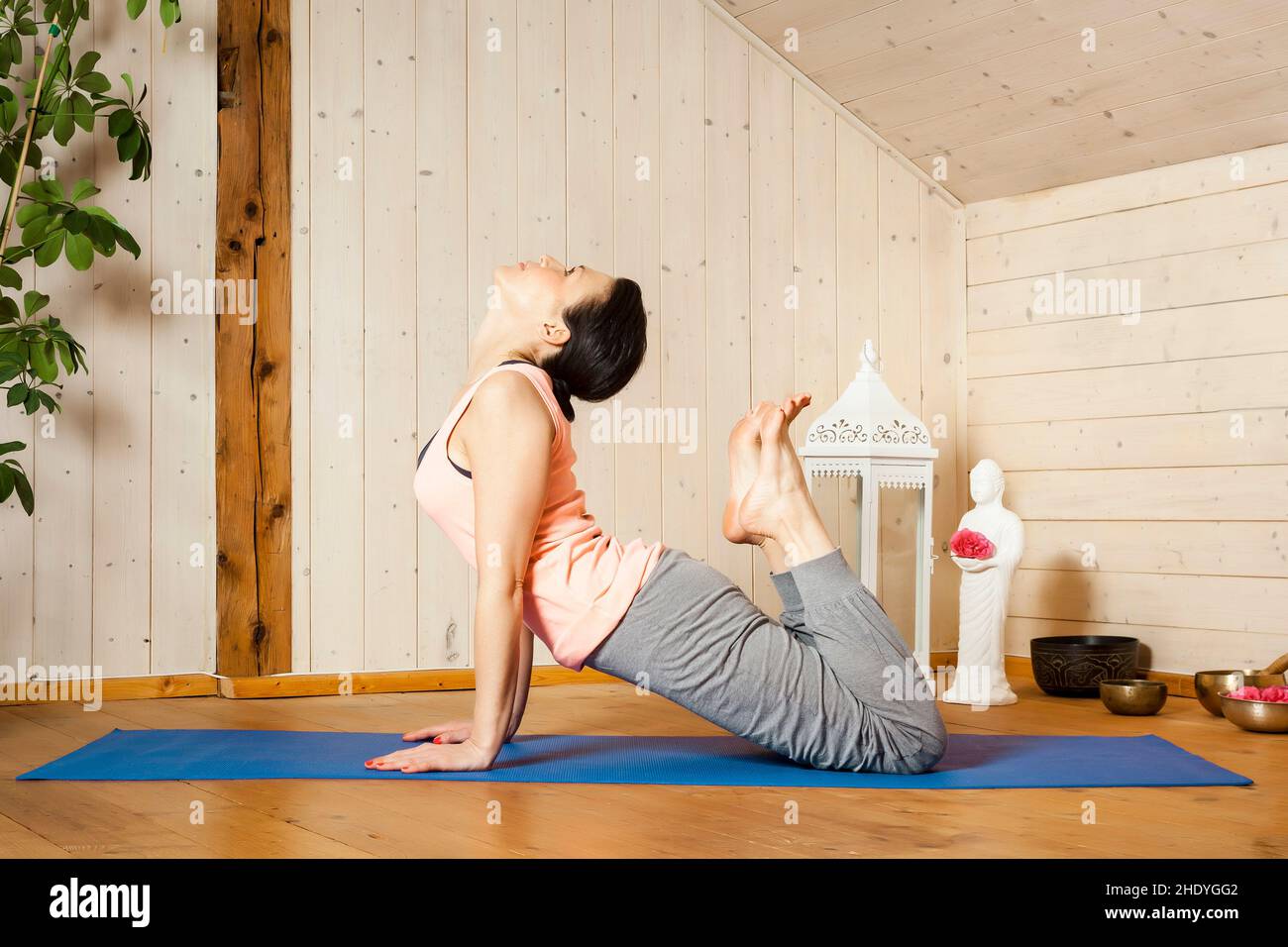 yoga, yoga, esercizi di yoga, piega alla schiena, yoga, esercizio fisico, backbend, backbends Foto Stock