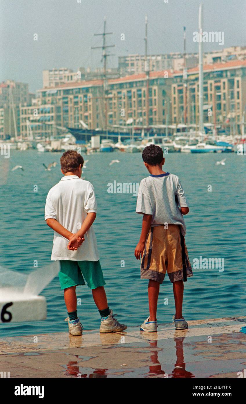 Boys fishing, Old Harbour, Marsiglia, 28 agosto 1991, Dipartimento Bouches-du-Rhône, regione Provence-Alpes-Côte d'Azur, Francia Foto Stock