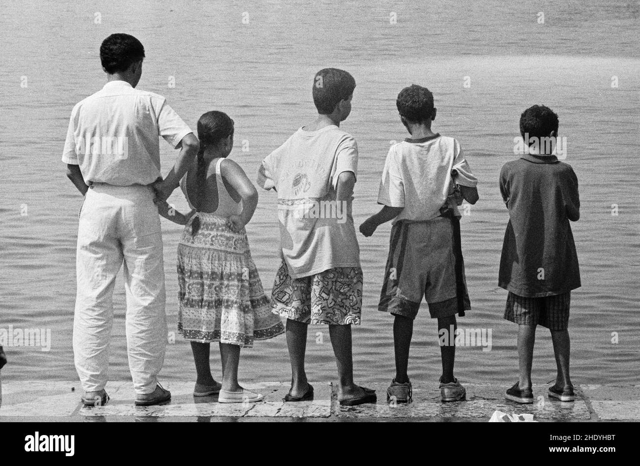 Pesca bambini, Porto Vecchio, Marsiglia, 28 agosto 1991, Dipartimento Bouches-du-Rhône, regione Provence-Alpes-Côte d'Azur, Francia Foto Stock