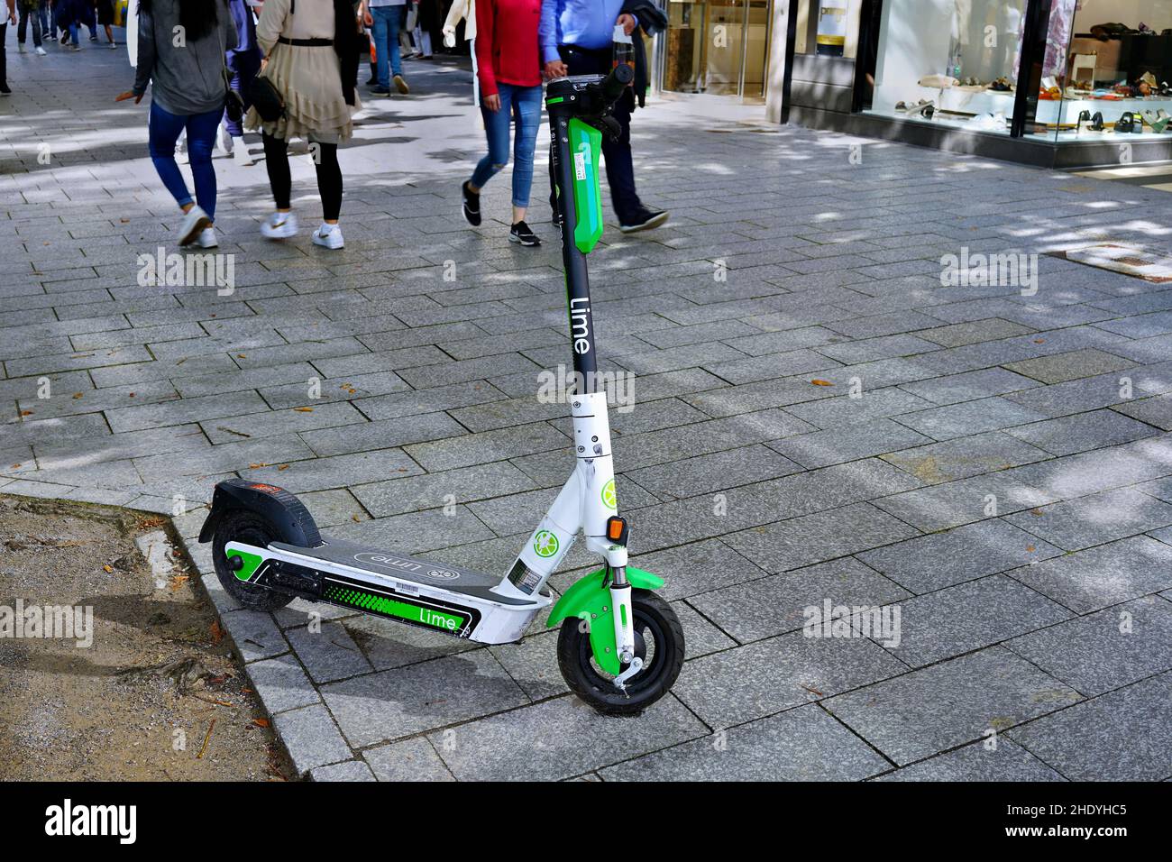 Un e-scooter 'Lime' parcheggiato sulla via dello shopping Königsallee nel centro della città di Düsseldorf, Germania. Foto Stock