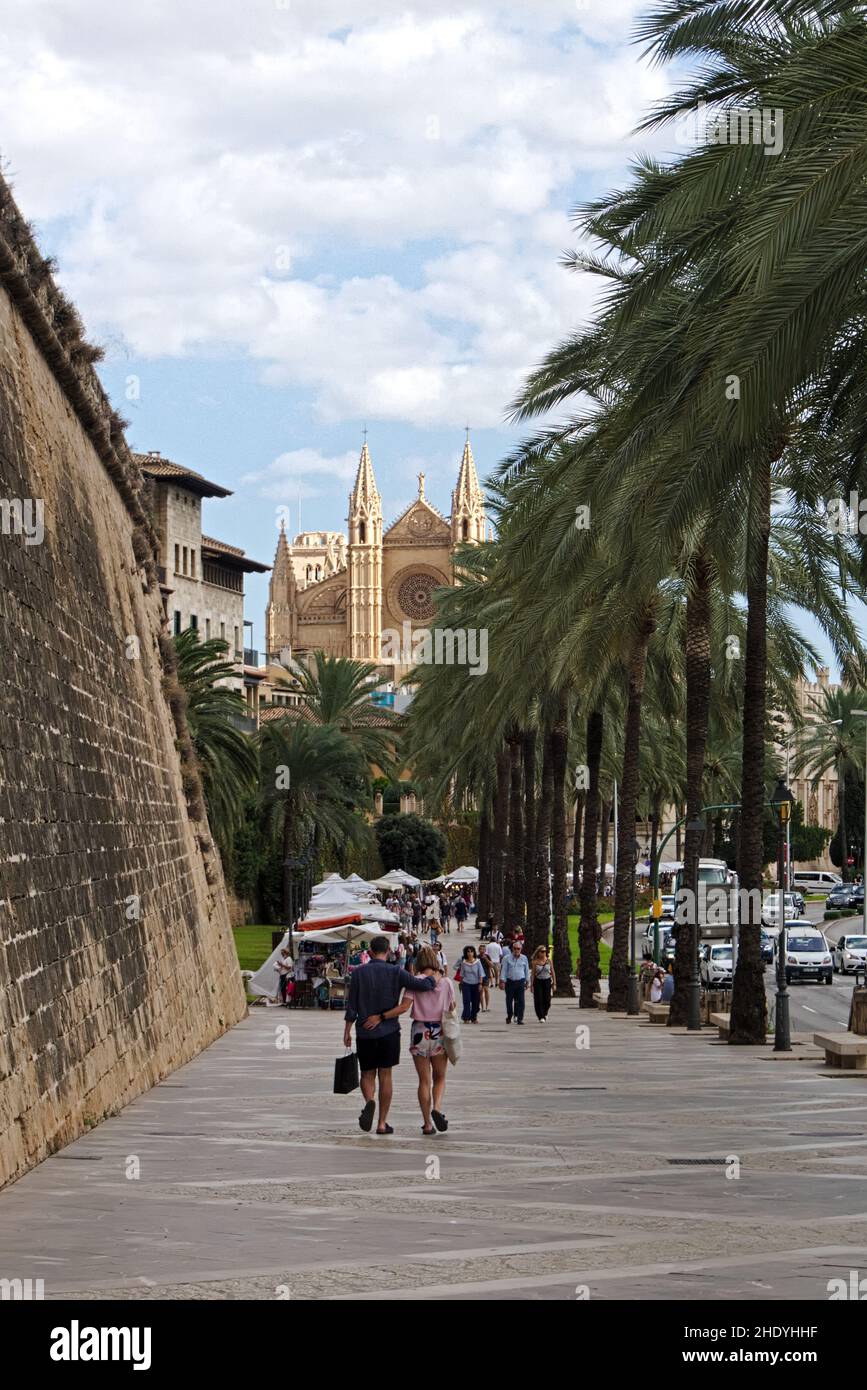 Palma, Mallorca, Spagna - Ottobre 8th 2021: Coppia cammina verso Catedral Mallorca Foto Stock